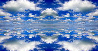 un ciel très bleu avec quelques nuages blancs en reflets de forme fractal