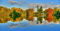 lac avec de magnifiques arbres aux feuilles de toutes les couleurs d'autonne