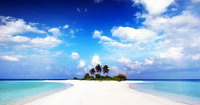 petite île avec une longue plage de sable blanc